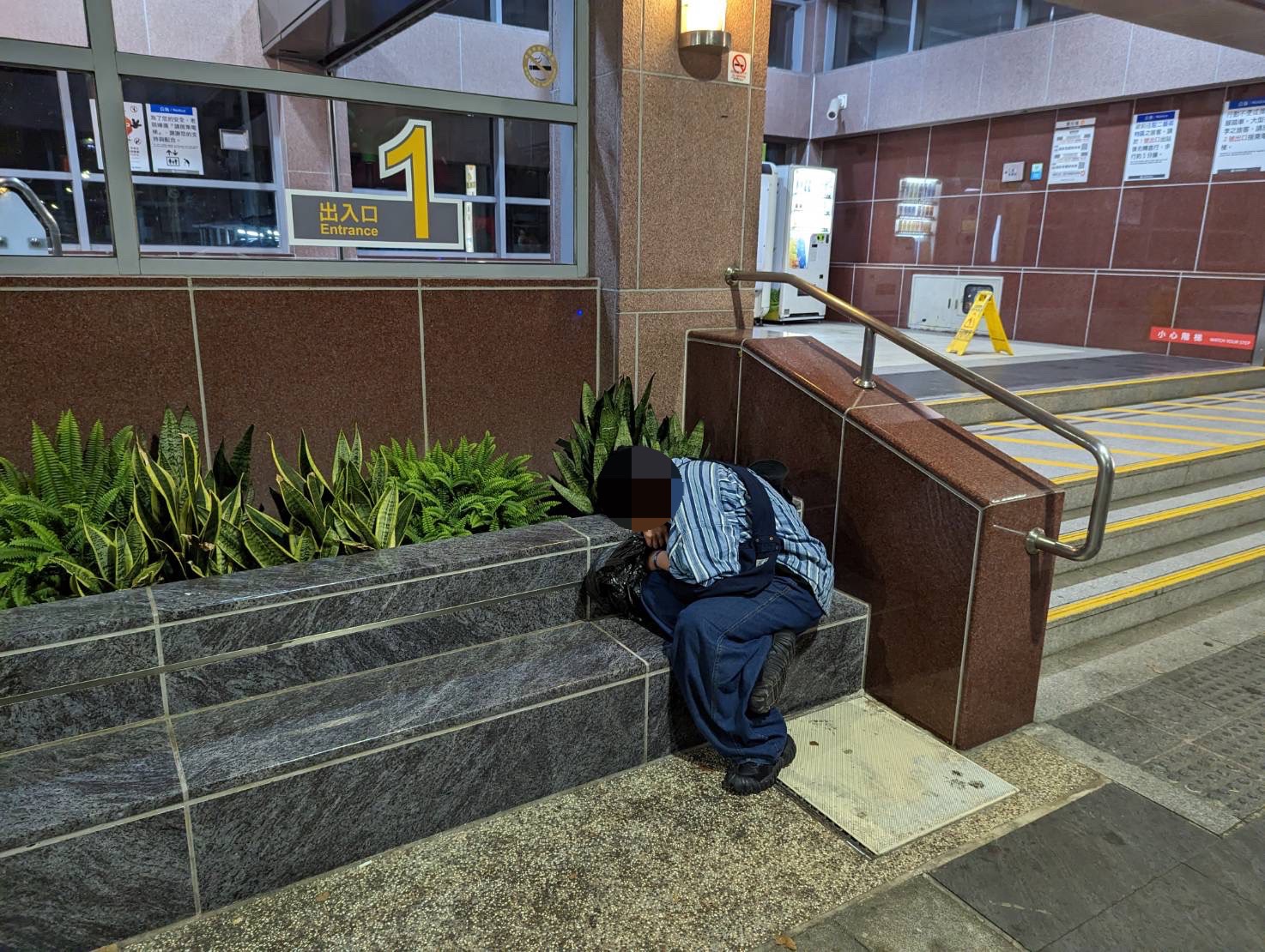 演唱會女子醉睡捷運站外鹽埕警帶回派出所休息
