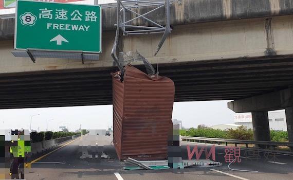 貨櫃突彈起撞國道跨越橋體 嚴重回堵耗5小時終排除