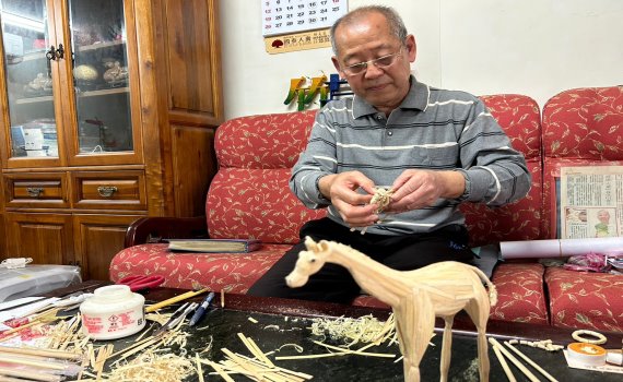 湯爺爺的竹藝人生 成美藝廊展出翠竹白菜19件作品