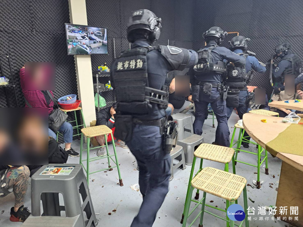 職業賭場藏身巷弄透天民宅，警持搜索票攻堅破獲。
