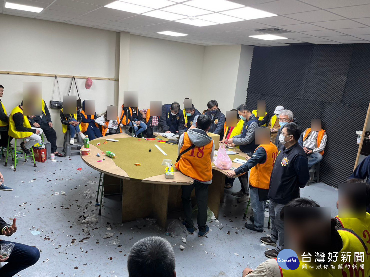 職業賭場藏身巷弄透天民宅,警持搜索票攻堅破獲。