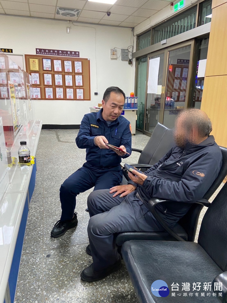 龜山警關懷失智老人，呼籲家屬注意預防走失。