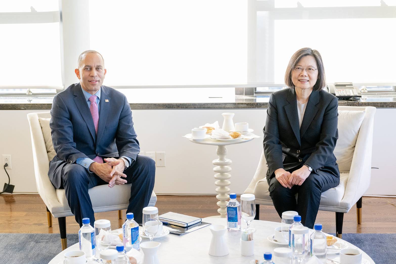 蔡英文與眾議院民主黨領袖傑佛瑞（Hakeem Jeffries）會面。總統府提供