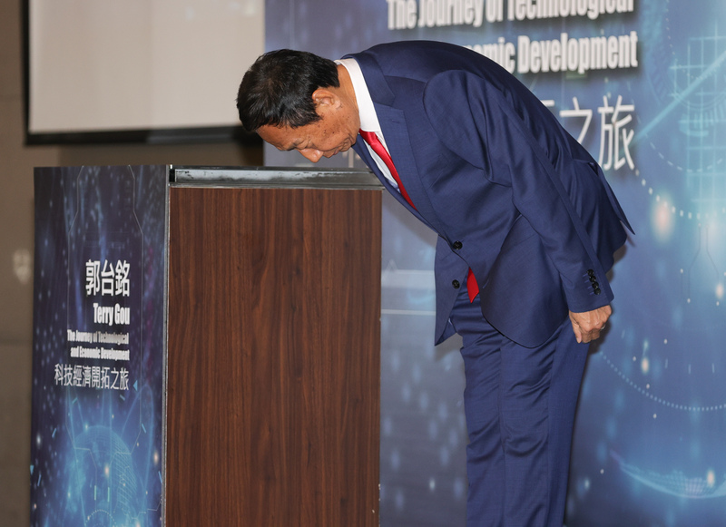 郭台銘宣布選2024總統,為4年前負氣離開國民黨鞠躬道歉。中央社