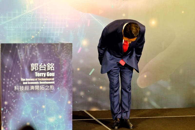  郭台銘宣布選2024總統，為4年前負氣離開國民黨鞠躬道歉。中央社