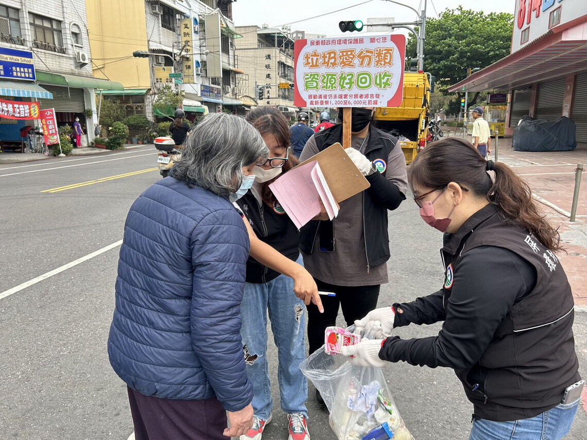 屏縣環保局強化廢棄物「落地檢查」及「破袋檢查」