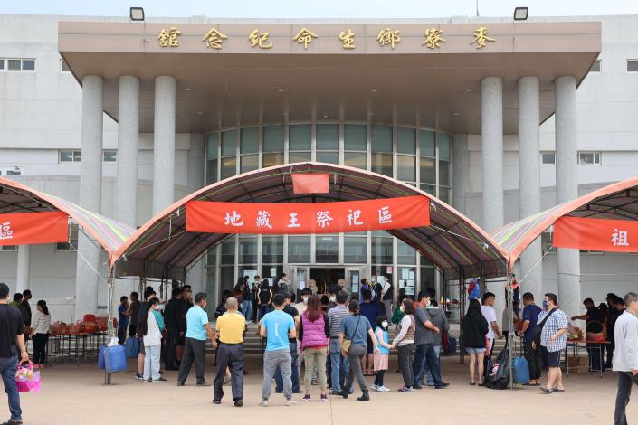 清明節當天，各鄉鎮市公墓、納骨塔都有許多民眾返鄉掃墓祭祖