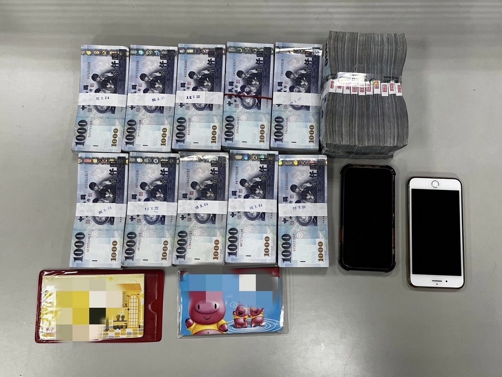 帳戶金流有異行員拖延提款 詐欺車手一週後再臨櫃領200萬被逮 82 S 26288144