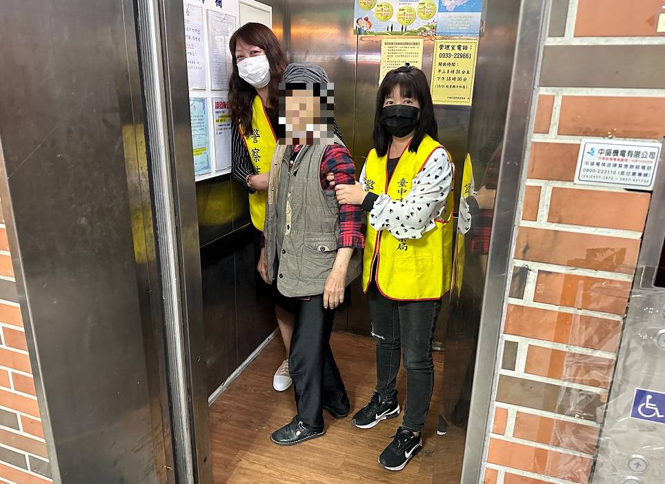 中市警霧峰分局成功派出所日前助迷途老嫗返家。(記者謝榮浤翻攝)