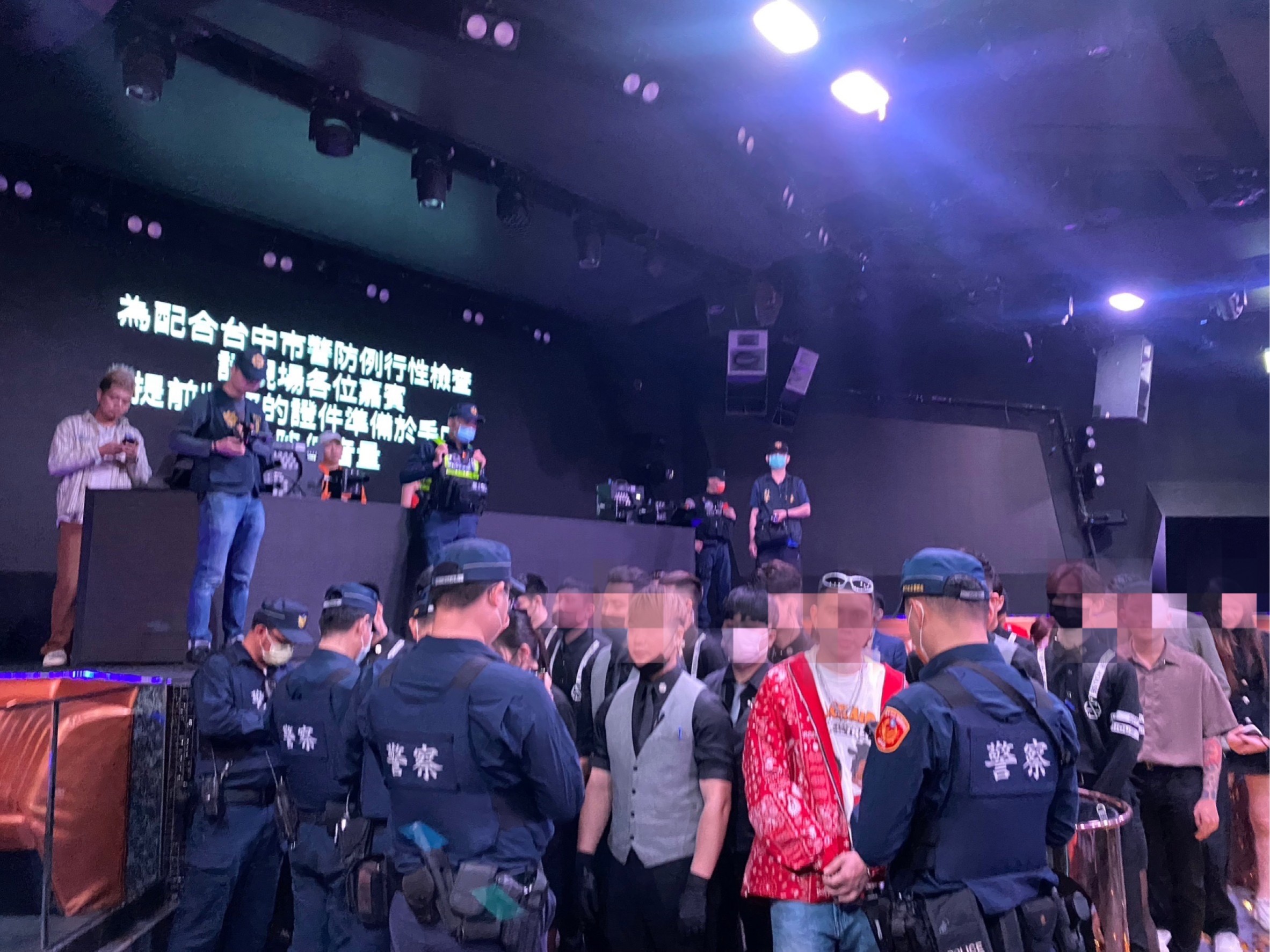 中市警四分局日前於4月2日起深夜時段,針對有危害治安之場所實施威力掃蕩執行擴大臨檢。(圖/記者謝榮浤翻攝)