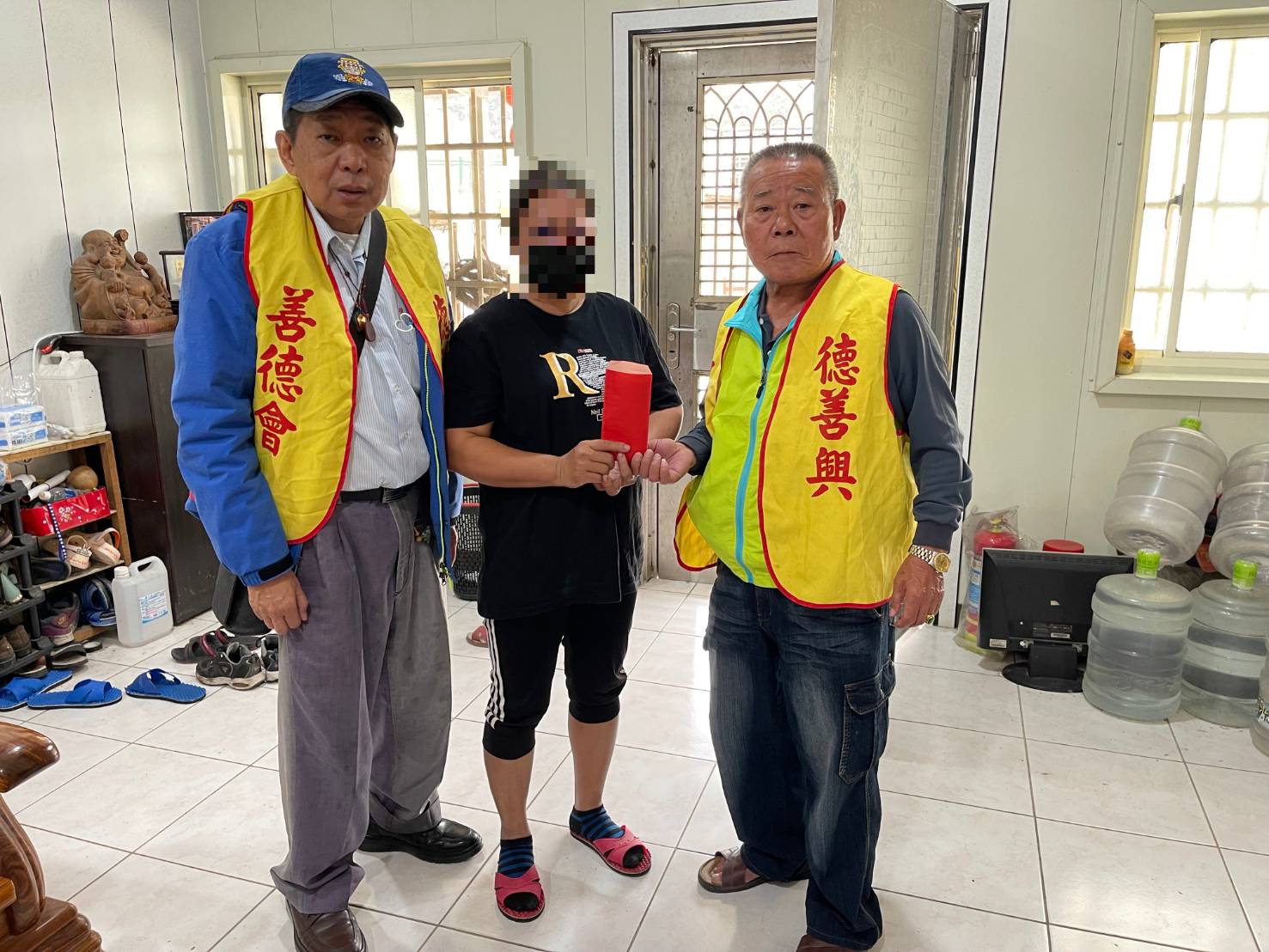 中市警霧峰分局仁化派出所長黃秉鈞與仁化警友站長唐肇鐘號召相關善士募款助民眾度過難關。(記者謝榮浤翻攝)