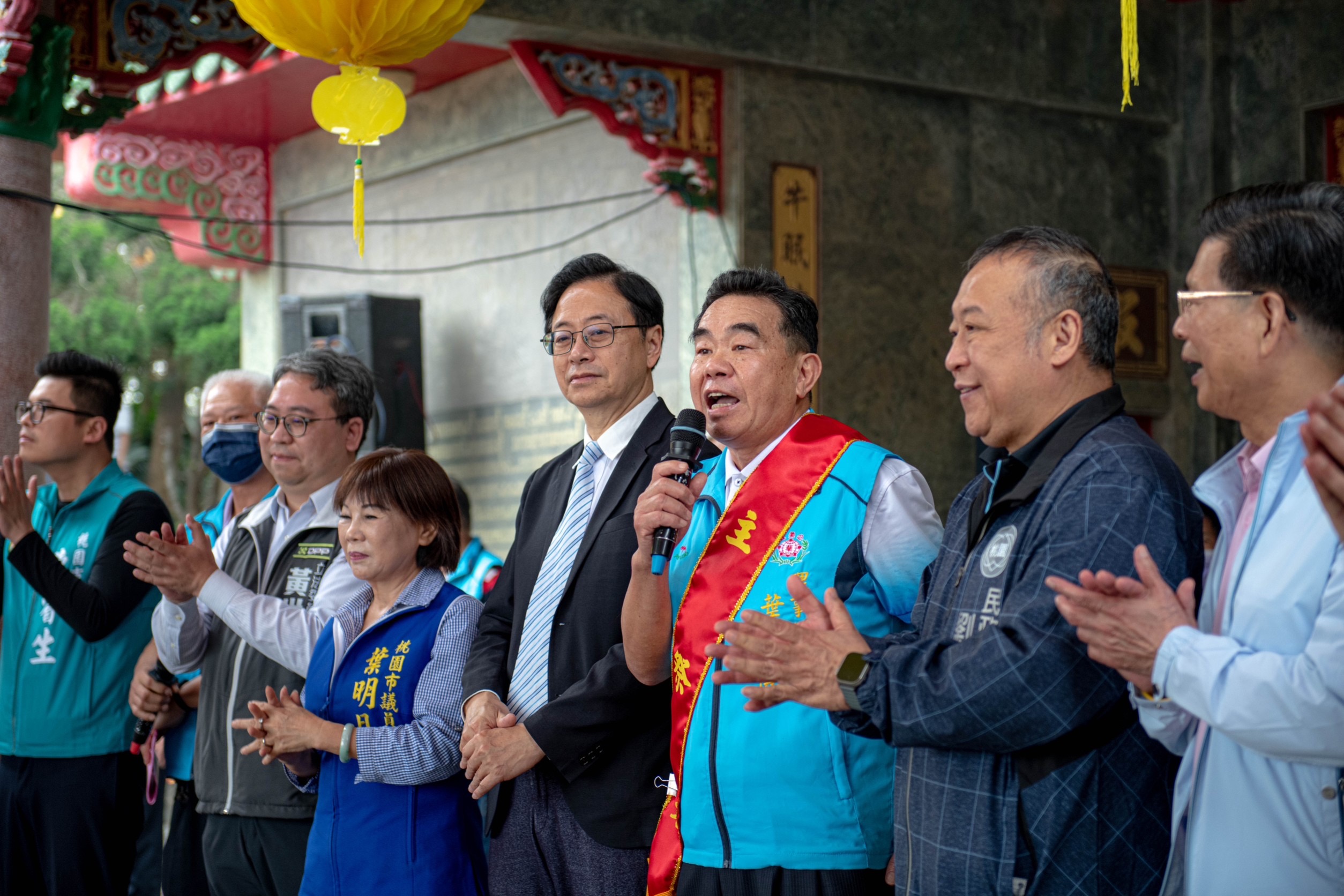 葉春日公派下協進會理事長葉國傑(左3)擔任主祭,桃園市長張善政(左) 應邀出席觀禮。(桃園市政府提供)