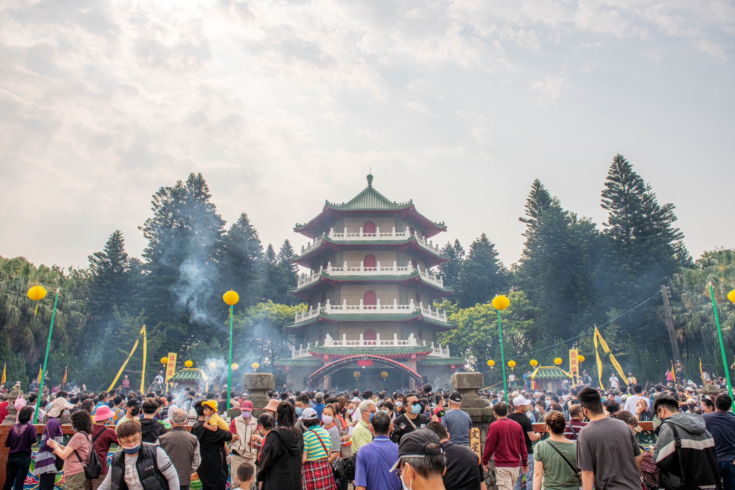 葉春日公派下協進會清明祭祖,約有近8,000名葉家後代從世界各地返回新屋祖祠參加。(桃園市政府提供)