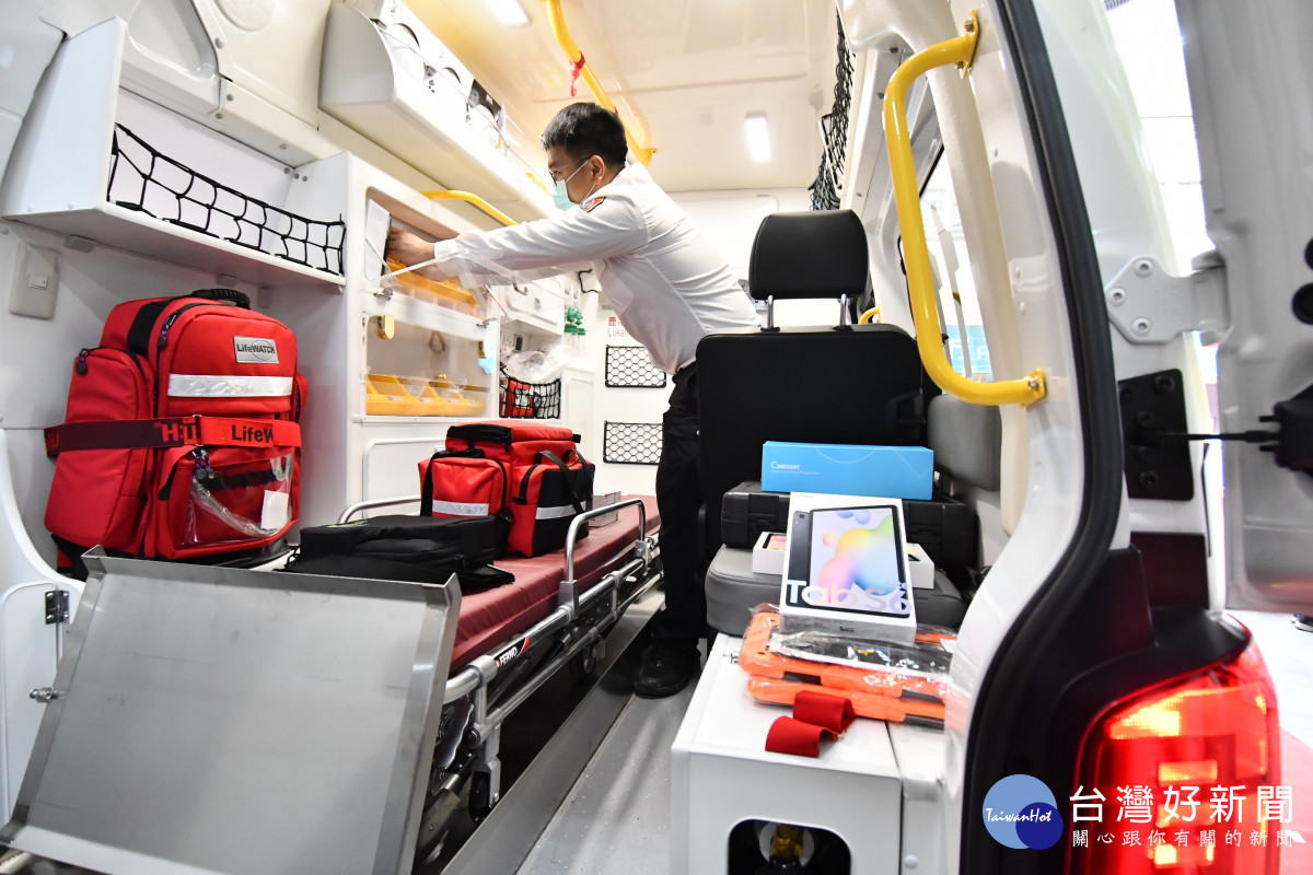 彰化縣消防局首輛「巴騰堡格紋」救護車啟用。圖/彰化縣政府提供
