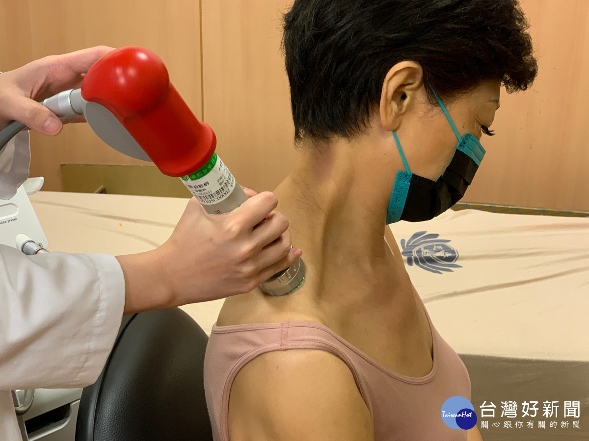 王女士接受治療後明顯感受肩頸緊繃處放鬆,表示施打過程只有如橡皮筋彈打的輕微疼痛感。