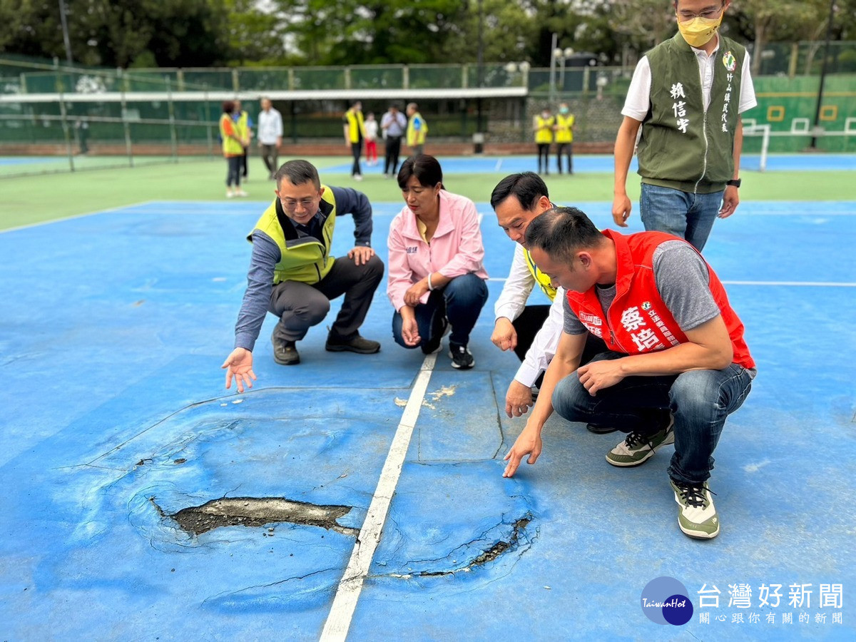 竹山鎮公所後網球場使用已久地板龜裂嚴重，立委蔡培慧會勘表示，本次結合專家學者進行研討，最終將以紅土球場的方式進行設備改善。