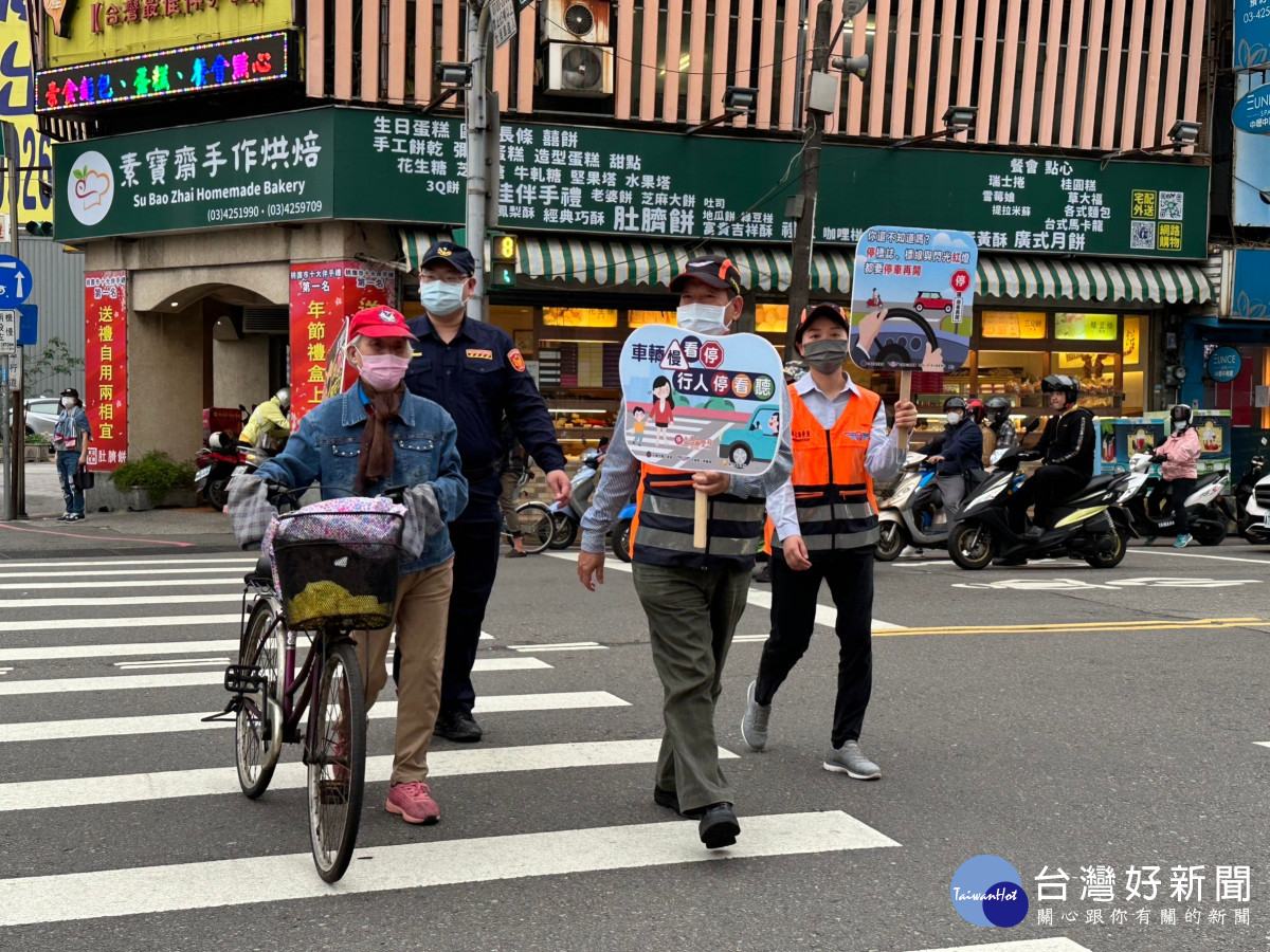 路口停讓從我開始，一起守護交通安全。
