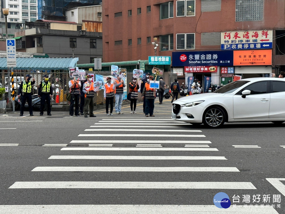 路口停讓從我開始,一起守護交通安全。