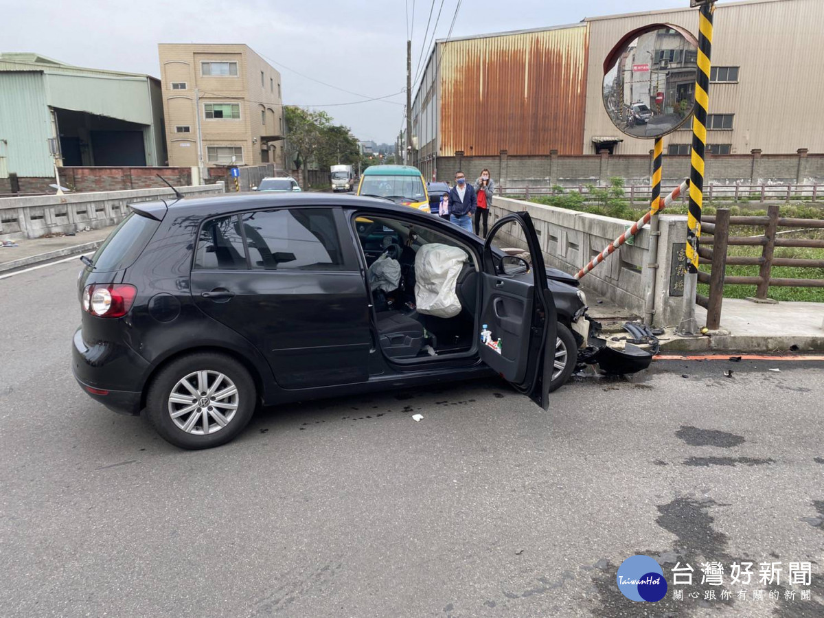 通緝犯見警心虛開車逃逸,撞上橋墩狼狽落網。