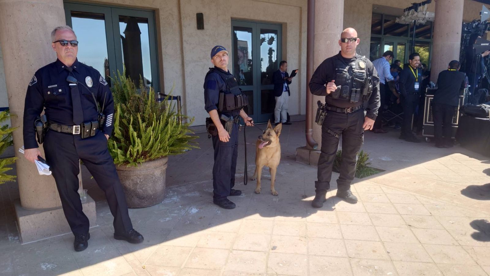 現場維安滴水不漏，偵爆犬待命中。蘇聖怡攝