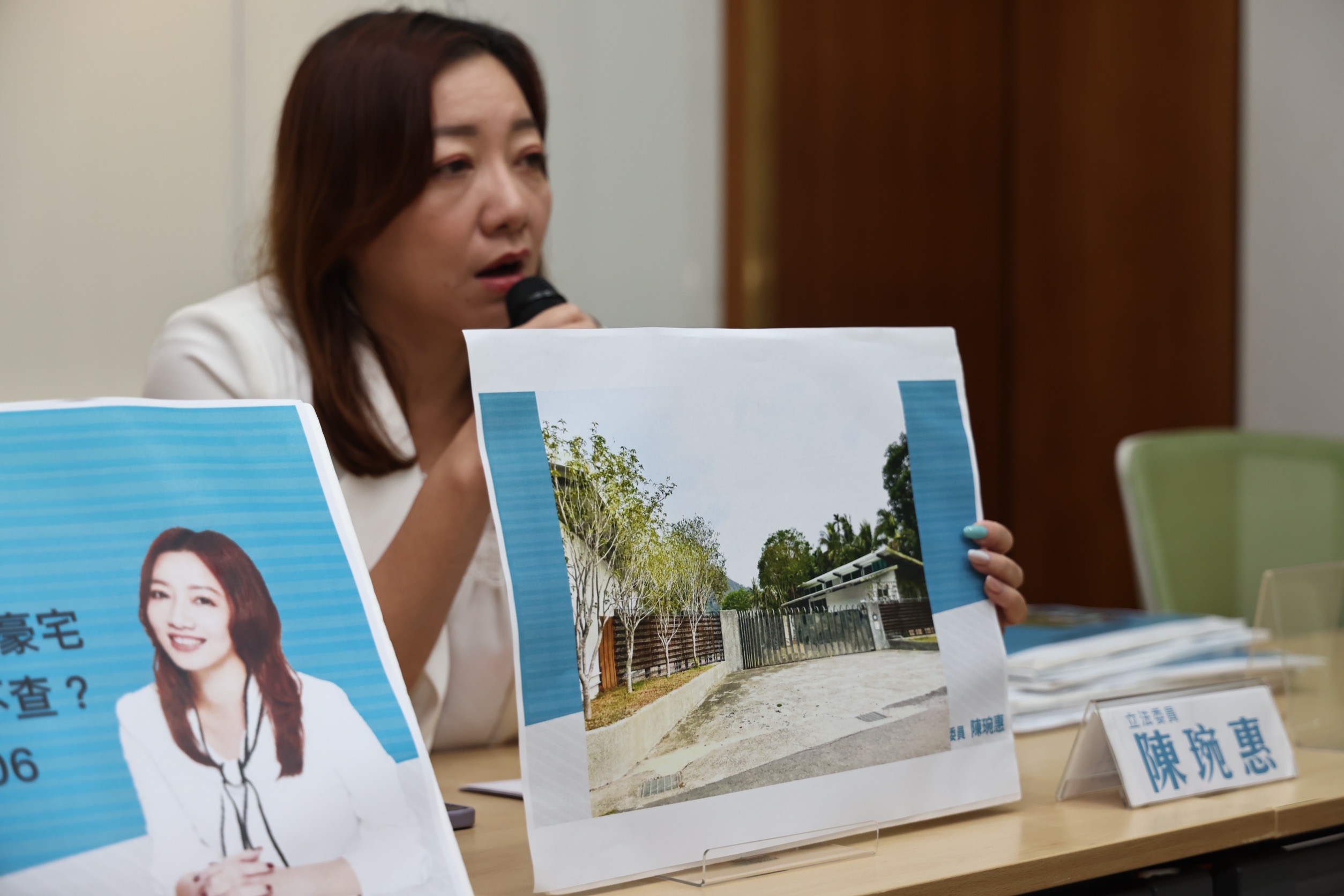立委陳琬惠召開記者會,質疑台鹽前董事長陳啟昱豪宅違法,要陳其邁比照顏寬恆案查察。林啟弘攝