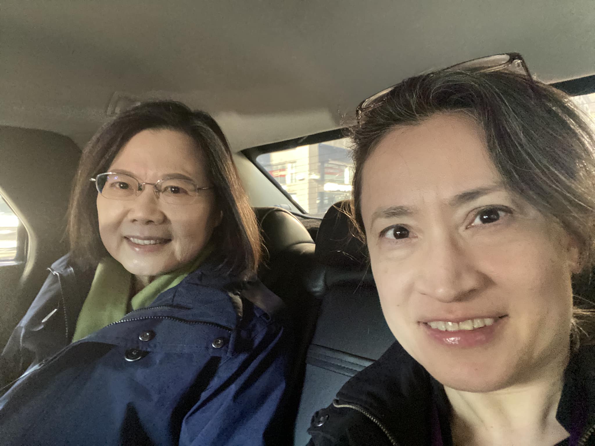 僑胞力拱駐美大使蕭美琴(右)搭擋賴清德參選。翻攝蕭美琴臉書