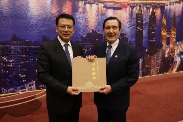 重慶市委書記袁家軍宴請馬英九,把馬父母過去在重慶的老照片、投書等舊資料,以及一些書信,整理成冊送給馬英九。馬辦提供