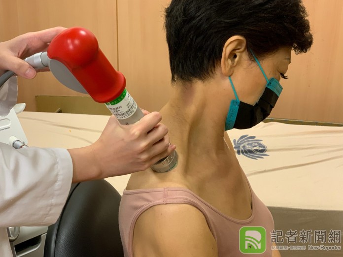 婦人頭痛難以成眠 竟是肩頸肌筋膜引發