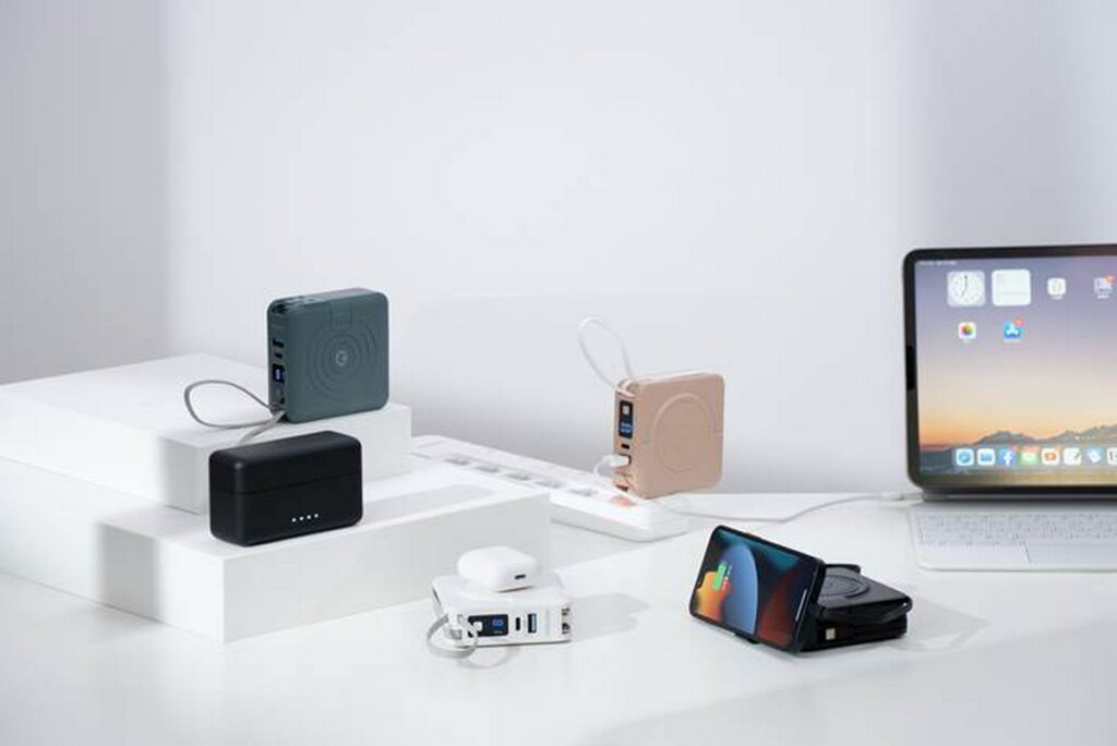 MOZTECH 墨子科技萬能充Pro改變傳統行動電源，一顆滿足所有充電需求，最夯單品你必須得入手！全國電子全台門市現貨發售中