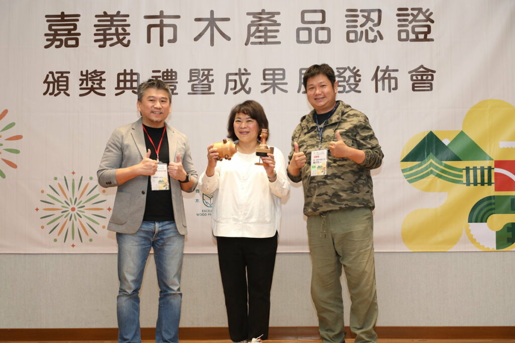 設計師致贈市長紀念品