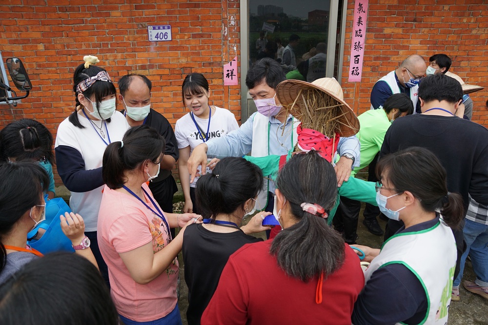 與社福機構共學共玩 台灣東洋邀憨兒夥伴體驗插秧打扮稻草人 83 340314365 1224810265092411 2121857175351647749 n