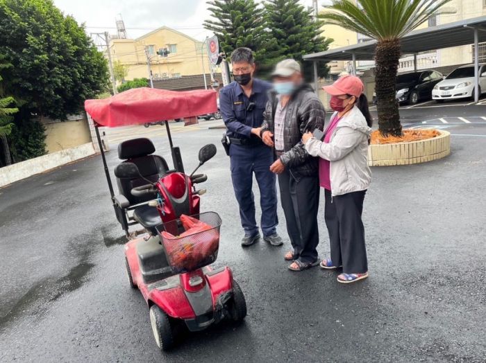 老翁迷途大馬路 巧遇和心警熱心助返家
