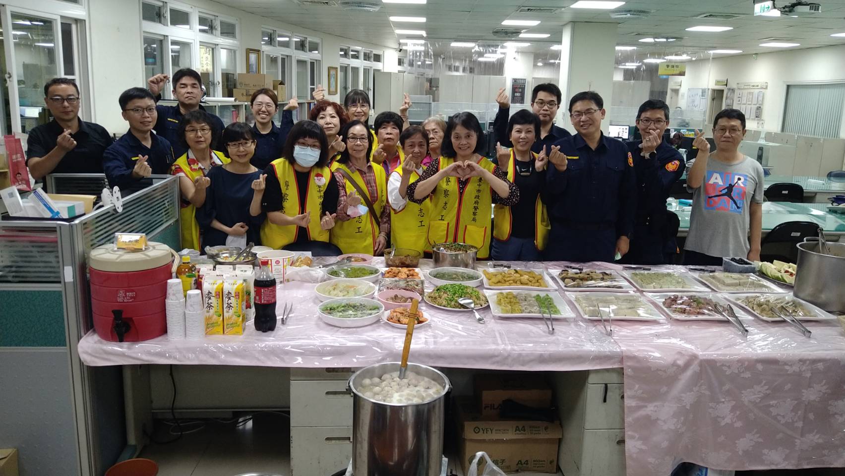 中市警二分局永興派出所志工分隊,以「媽媽味」佳餚溫暖員警的心,也慰勞員警的胃。(圖/記者謝榮浤翻攝)
