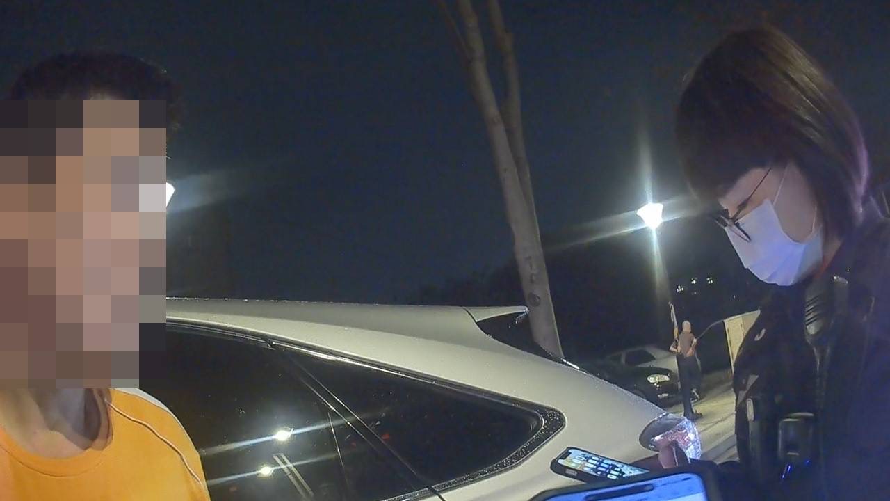 通緝犯開車圖便利而違規遭青溪所員警袁瑋鴻及吳阡羽攔查。(記者吳登國翻攝)