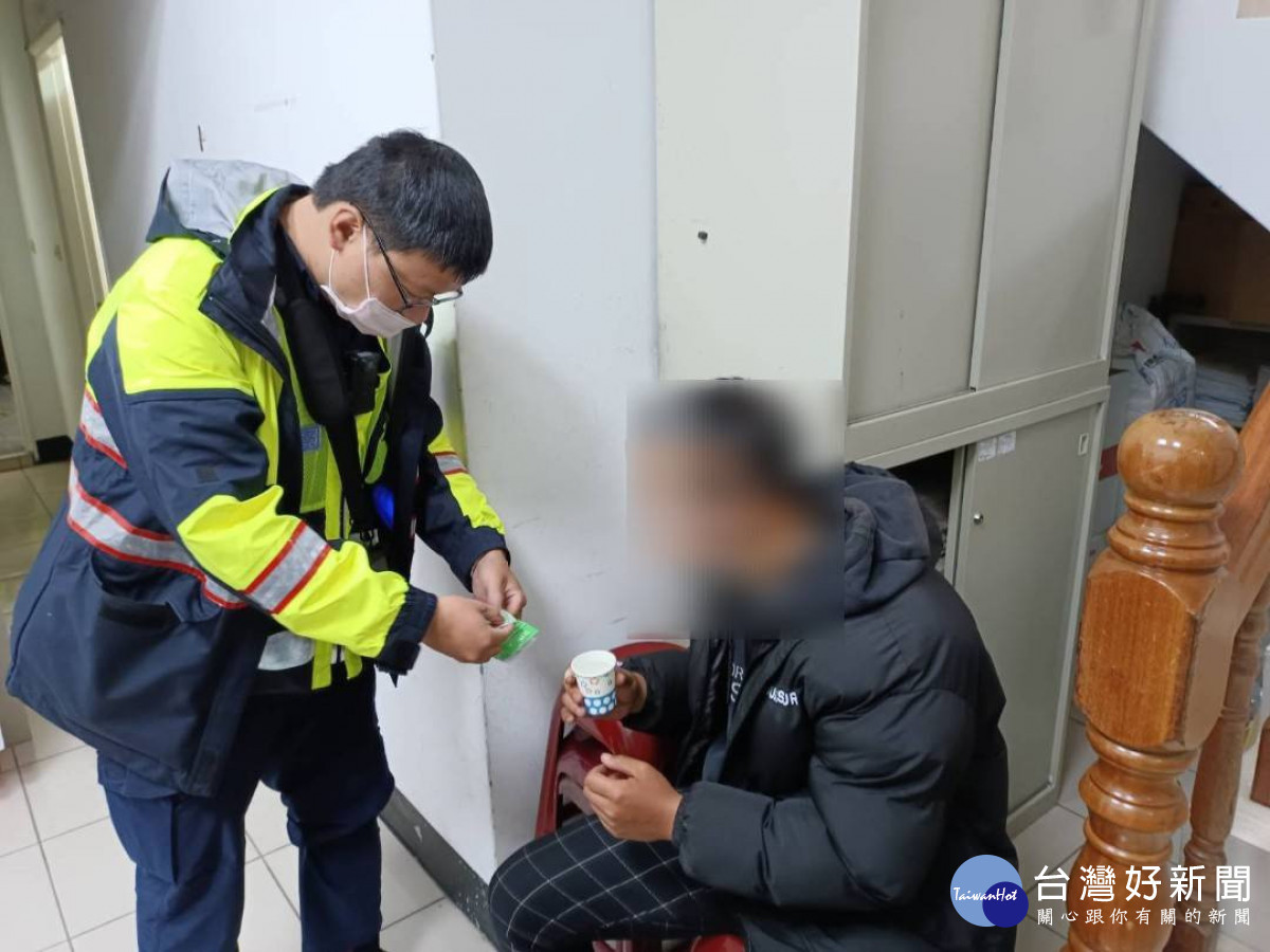 男子深夜不適遇藥局打烊，警所自備「感冒藥」救急。