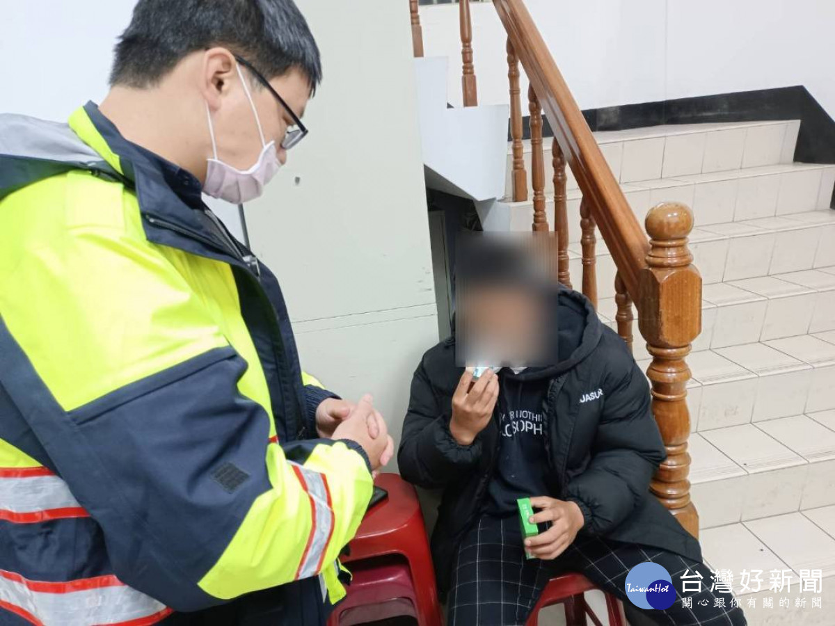 男子深夜不適遇藥局打烊,警所自備「感冒藥」救急。<br /><br />