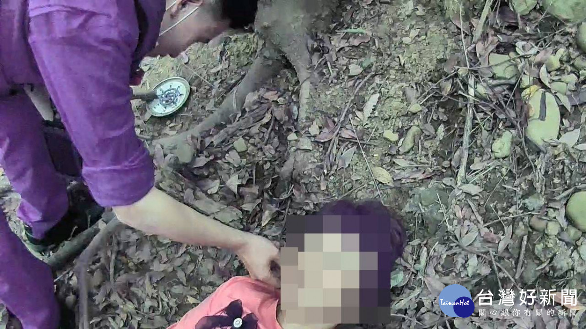 當事人被發現躺臥在步道下方數十公尺的斜坡上意識模糊。