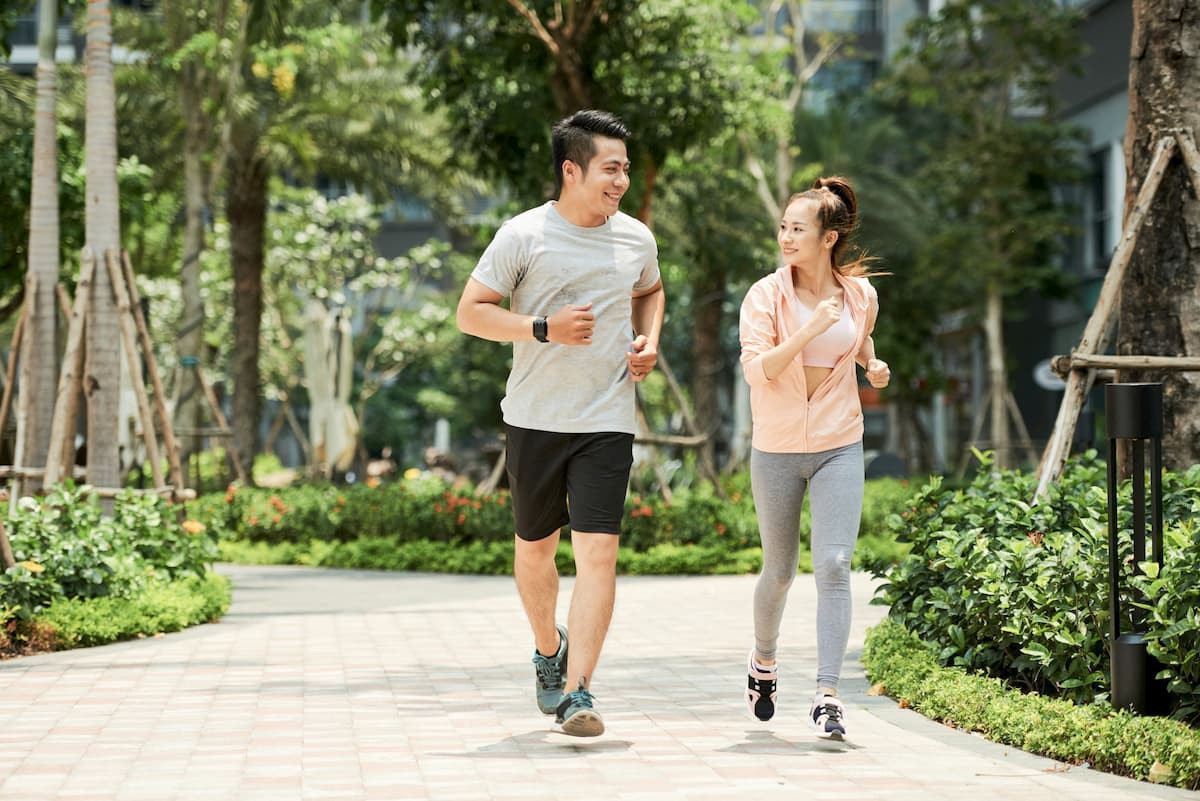 出門踏青、運動,可以適度補充含蝦紅素、UC-II相關的保健食品。(圖/全瑩生技)