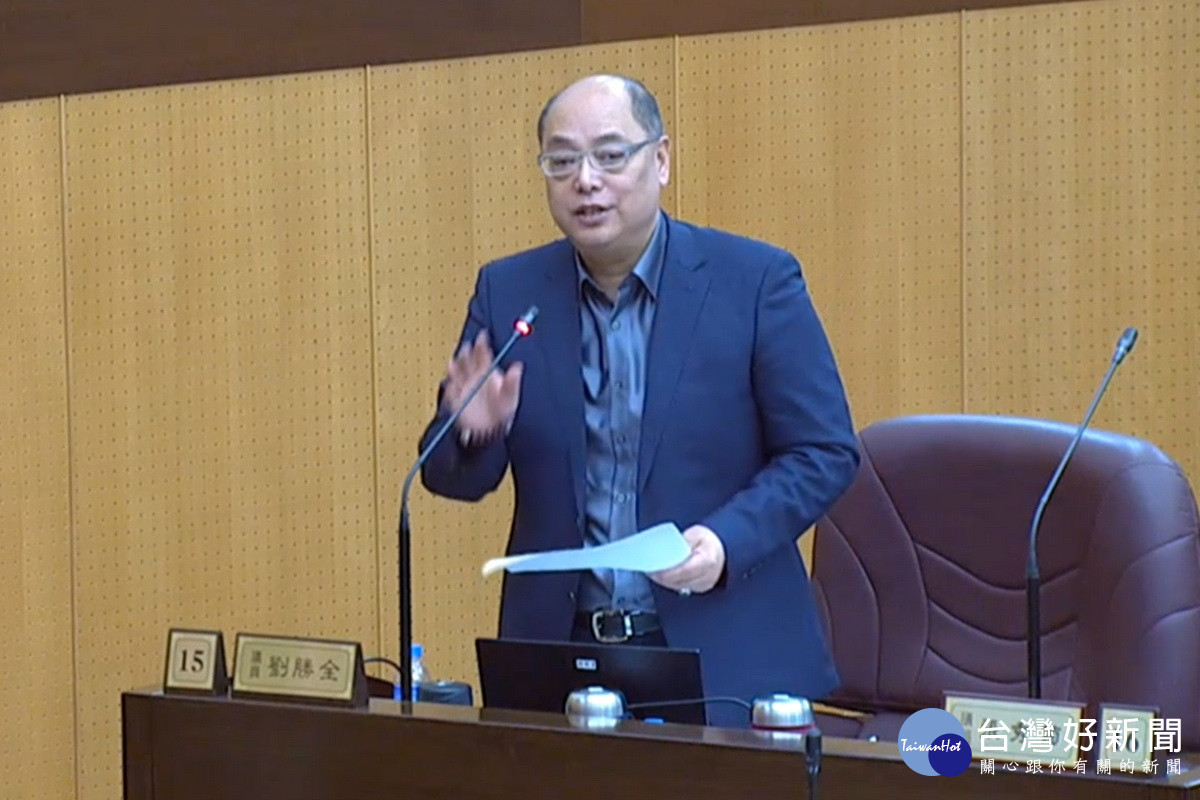 針對捷運綠線工程延宕3年,桃園市議員劉勝全於議事堂提出質詢。