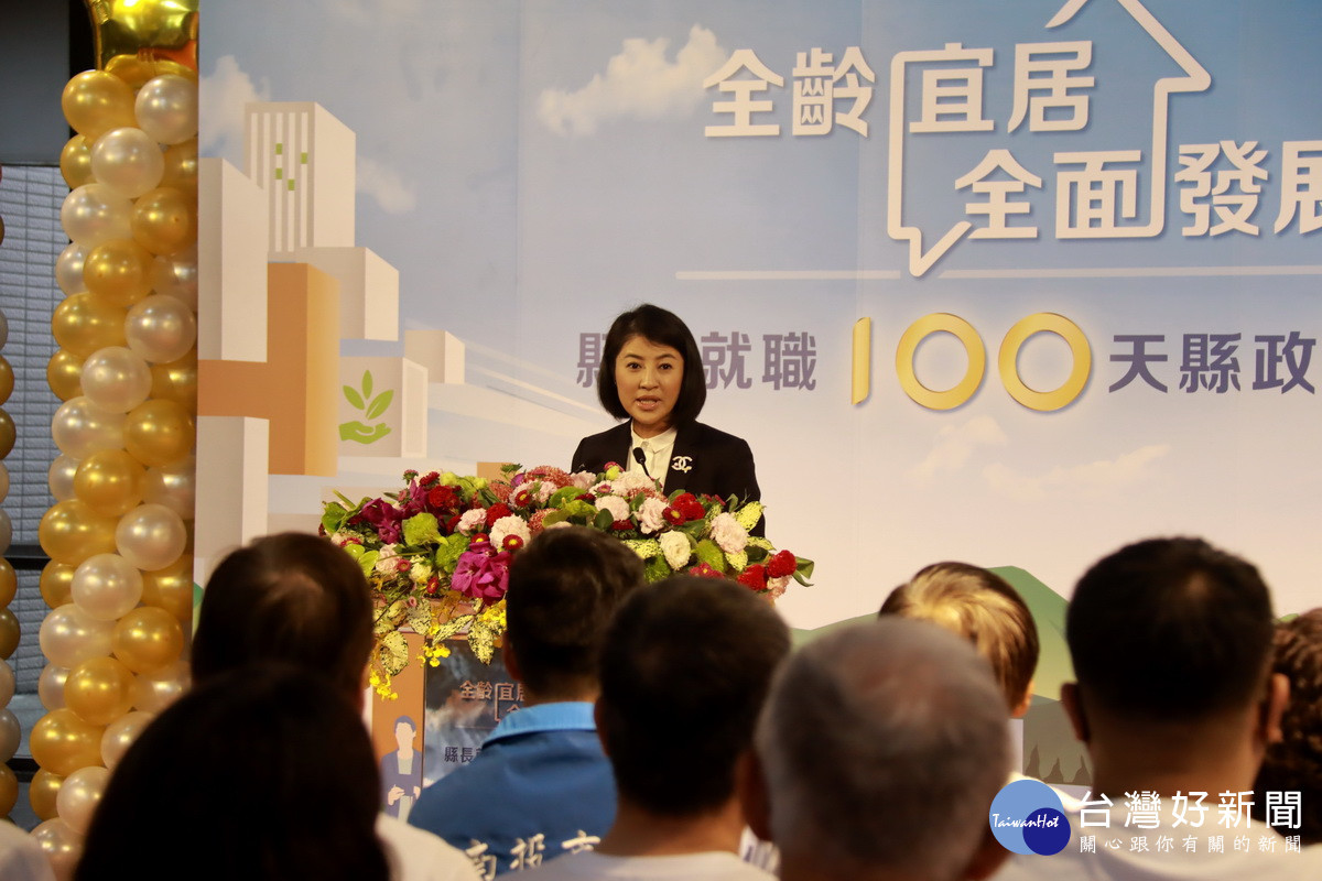 許淑華縣長向鄉親報告三個多月來的成績。(記者扶小萍攝)