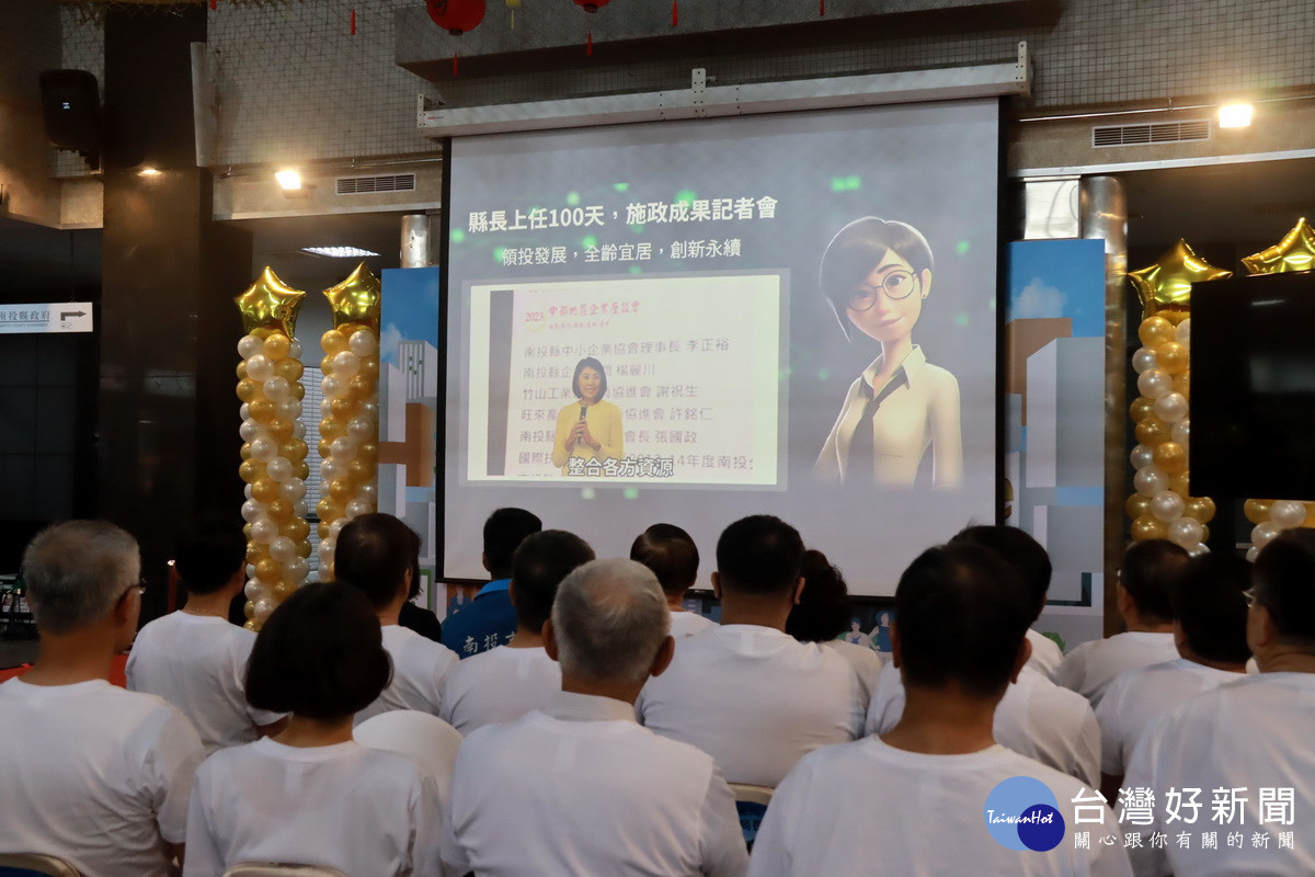 記者會中AI秘書展示成果。(記者扶小萍攝)