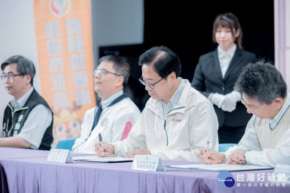 張市長簽署締結合作伙伴關係。<br /><br />