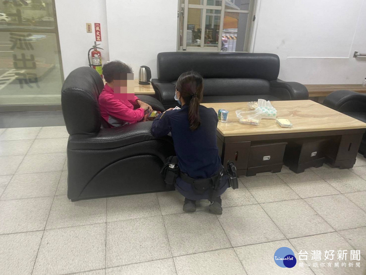 台南八旬嬤到嘉義尋親迷途，水上警分局協助聯絡家屬將阿嬤平安帶回家／警方提供
