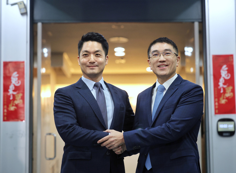 基隆市長謝國樑(右)7日到台北市政府拜會台北市長蔣萬安(左),兩人握手合影。中央社