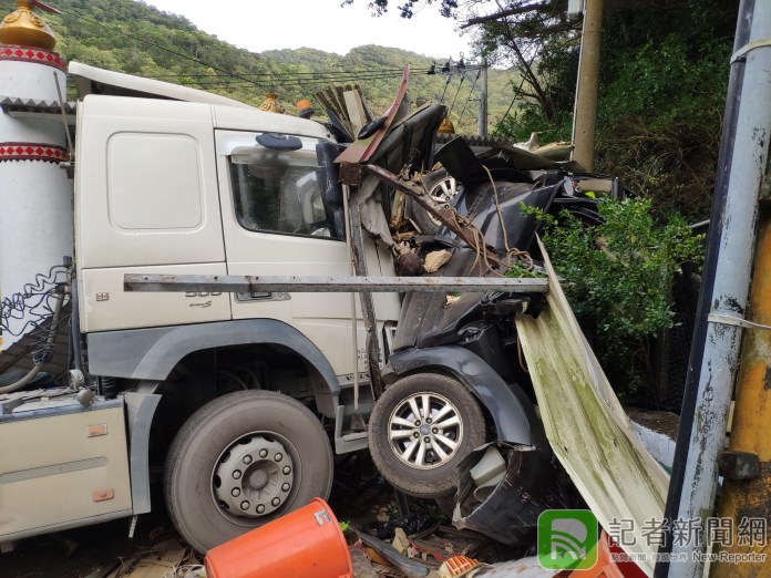 屏東草埔村南迴公路發生事故 自小客車遭砂石車撞扁傷亡情形不明