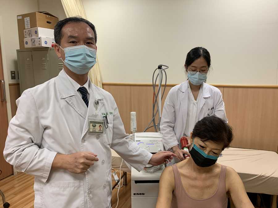 蔡森蔚主任（左）以體外震波治療，改善王女士長久以來肩頸痠痛及頭痛的問題。（卓冠伶攝）