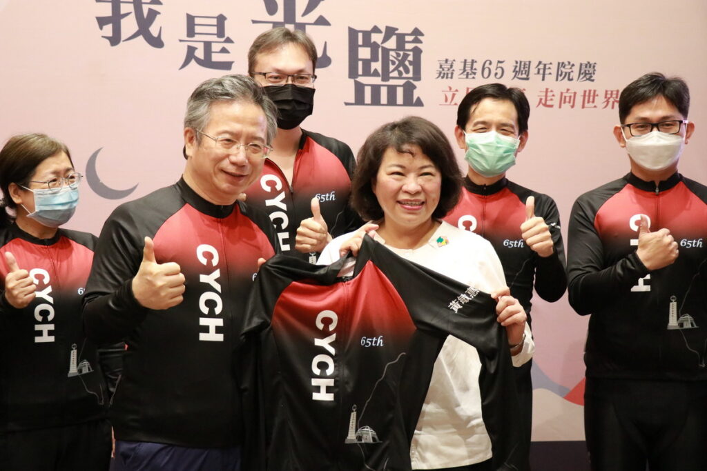 嘉基院長姚維仁致贈65車衣給黃敏惠市長致贈