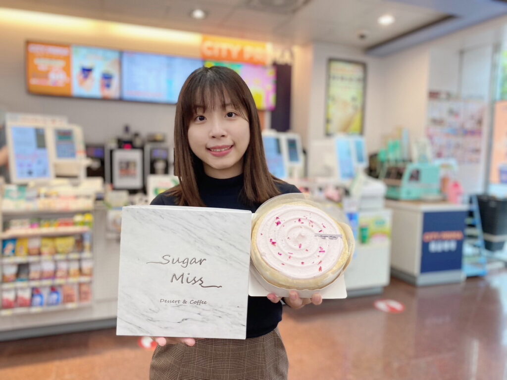 7-ELEVEN母親節蛋糕預購推出Sugar Miss的「玫瑰草莓奶霜水果千層蛋糕」,讓民眾輕鬆打造寵愛媽咪母親節饗宴!