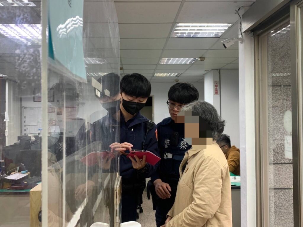 簡姓婦人擔心遭逮捕,便至基隆市警察局第一分局延平街派出所求助,警員細心求證並教婦人識別詐騙