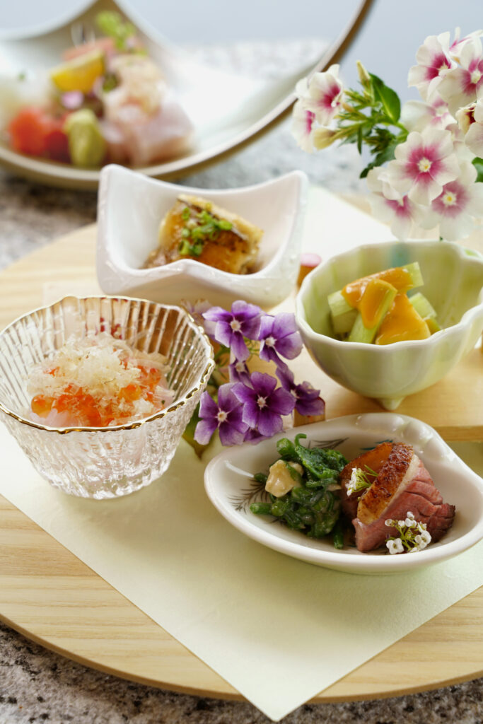 前菜,共5道菜品包含「油封鴨胸、酒蒸鮑魚、山椒穴子」。